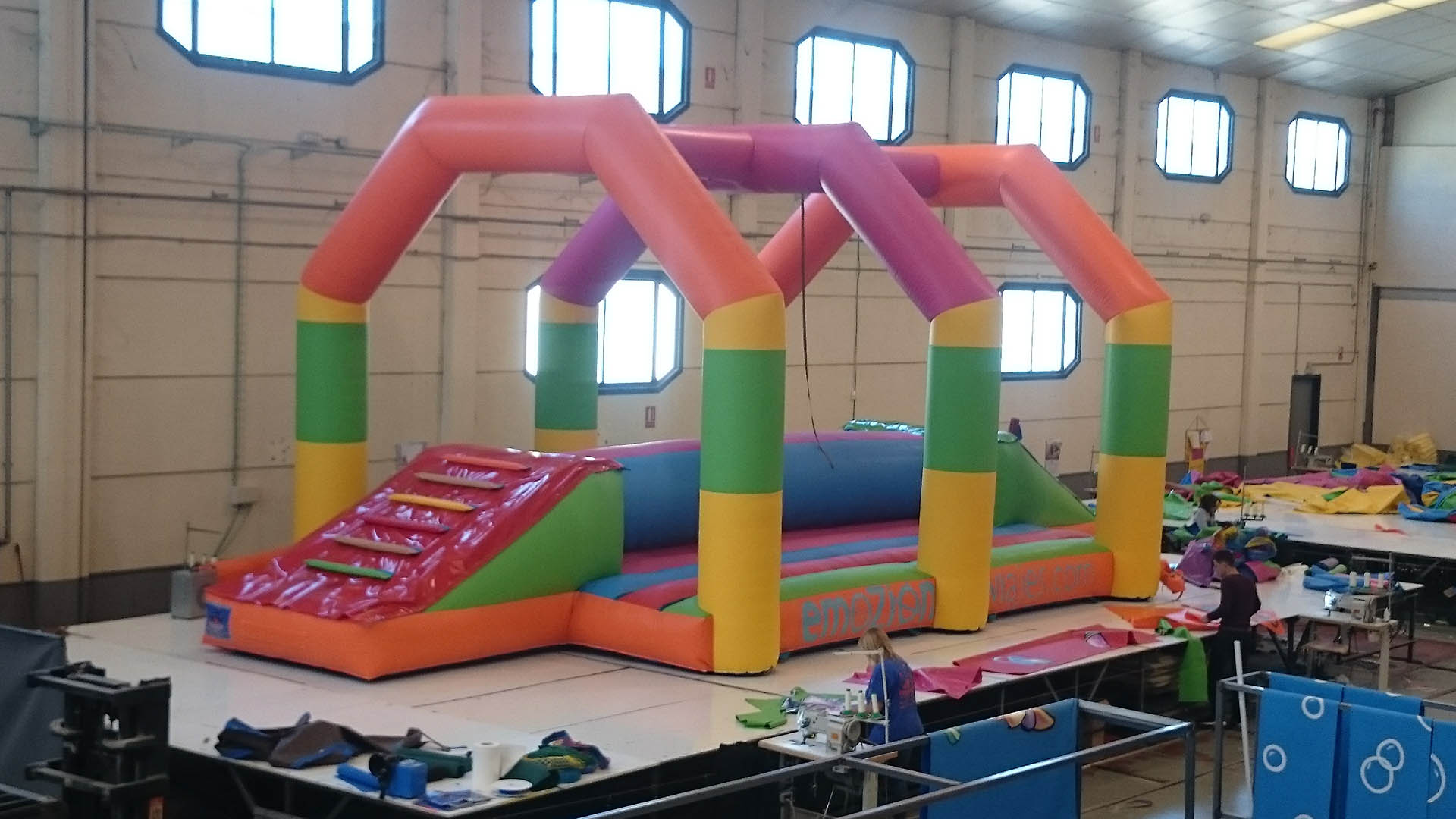 78. DIE 078: CASTILLO HINCHABLE BARRILES LOCOS - Imagen 2