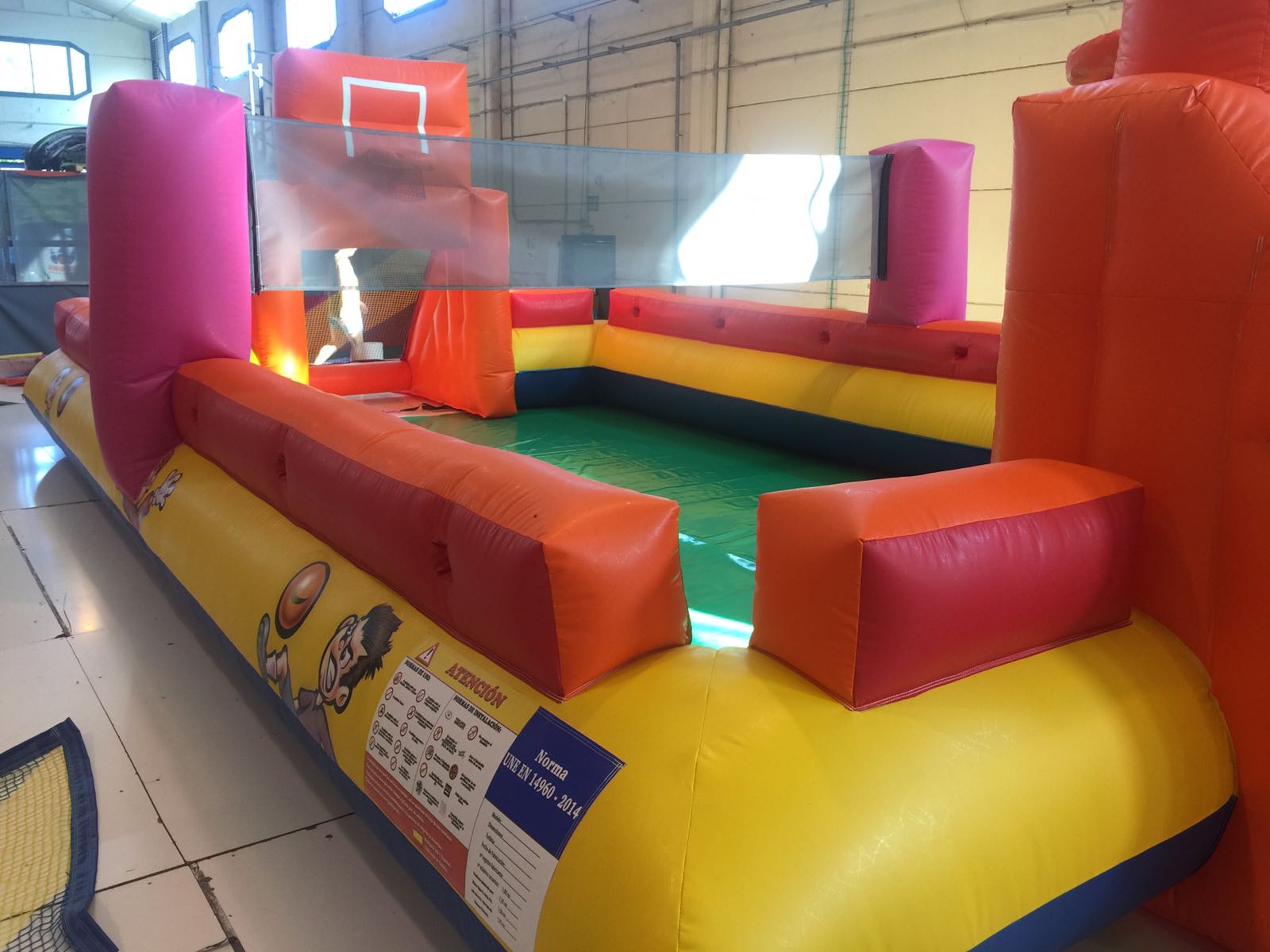 69. DIE 069: CASTILLO HINCHABLE PISTA MULTIDEPORTE - Imagen 2