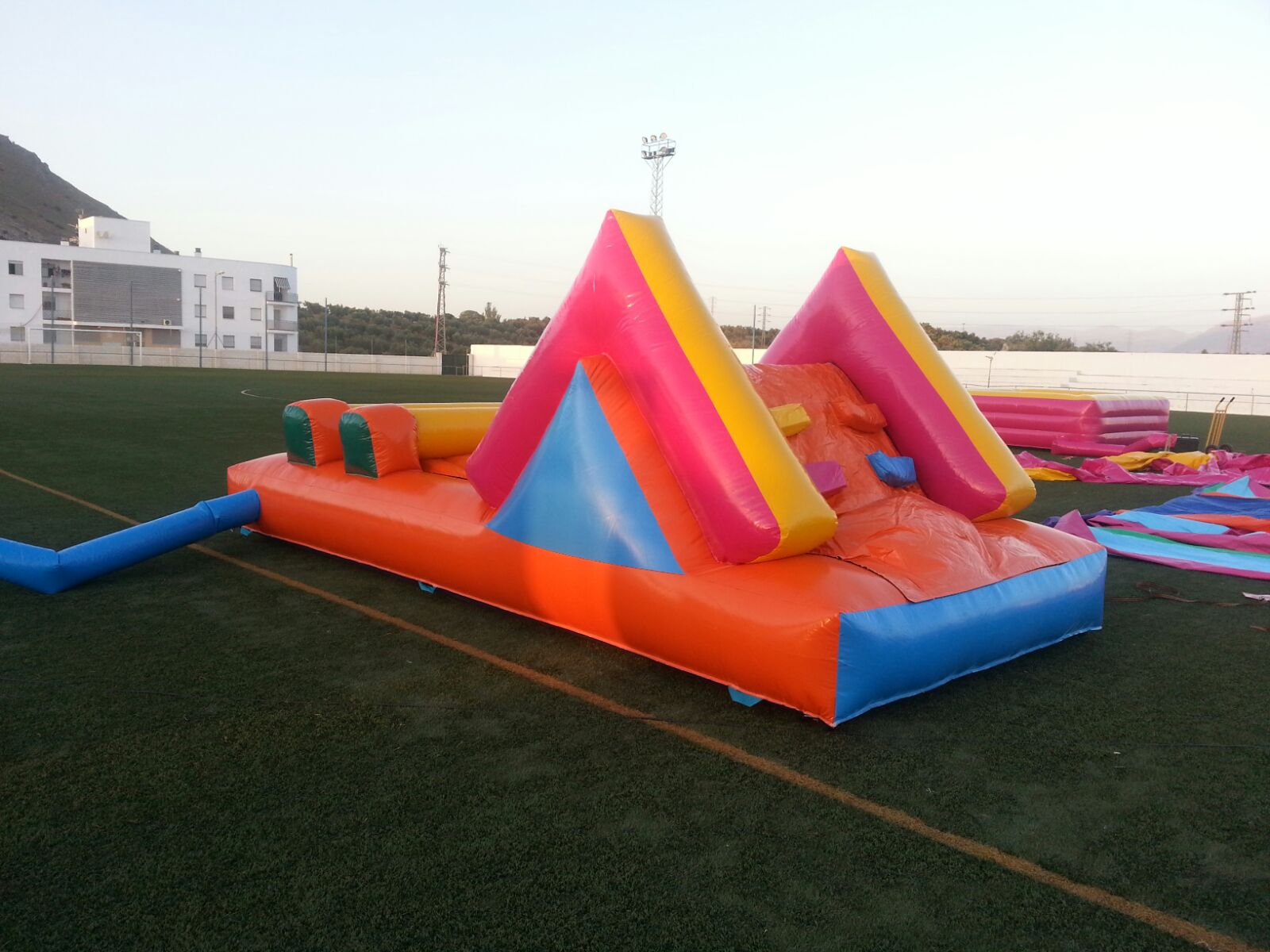 86. DIE 086: CASTILLO HINCHABLE DE COMPETICIÓN OBSTÁCULOS