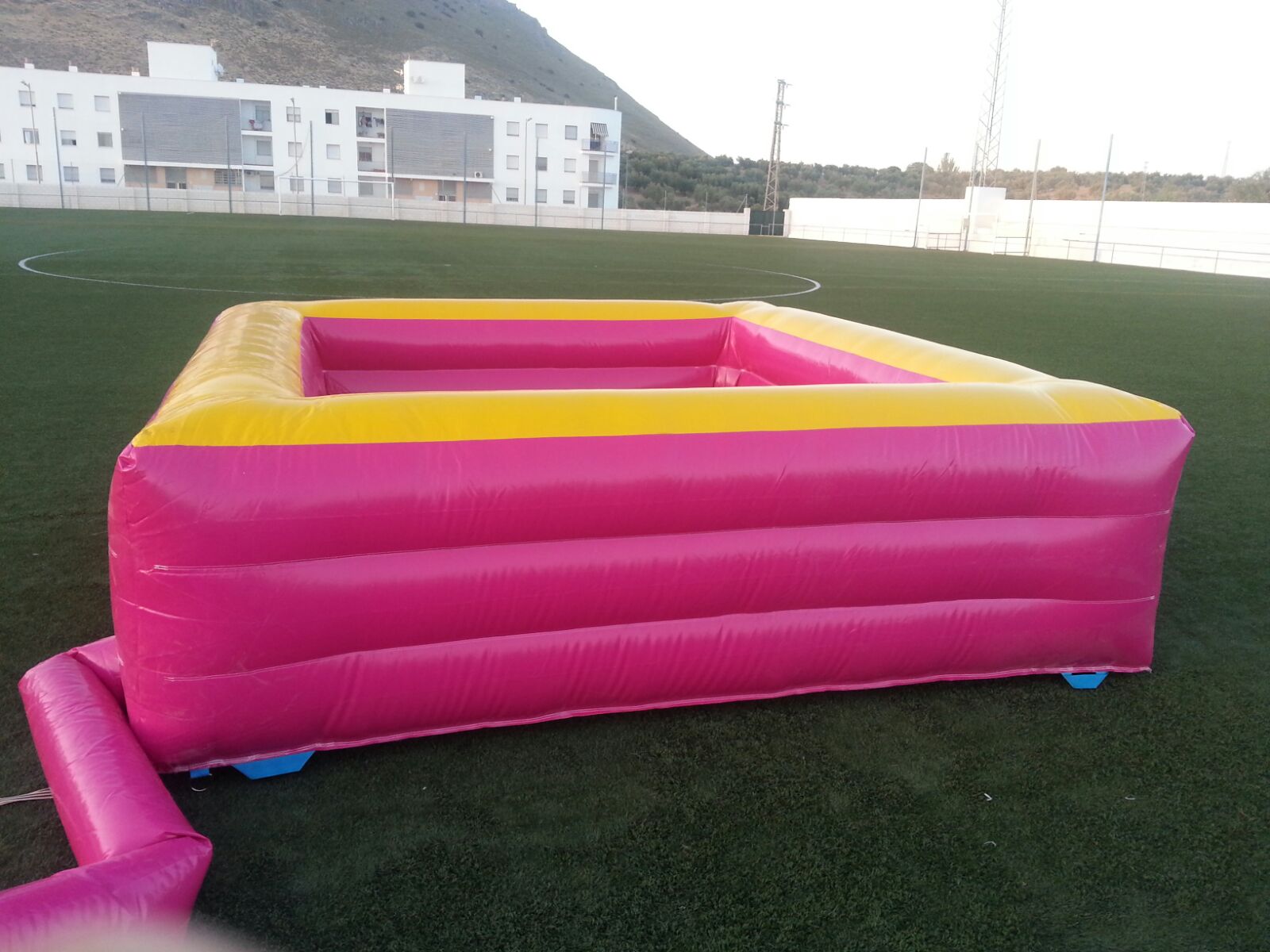 87. DIE 087: CASTILLO HINCHABLE DE COMPETICIÓN PISCINA ESPUMA - Imagen 2