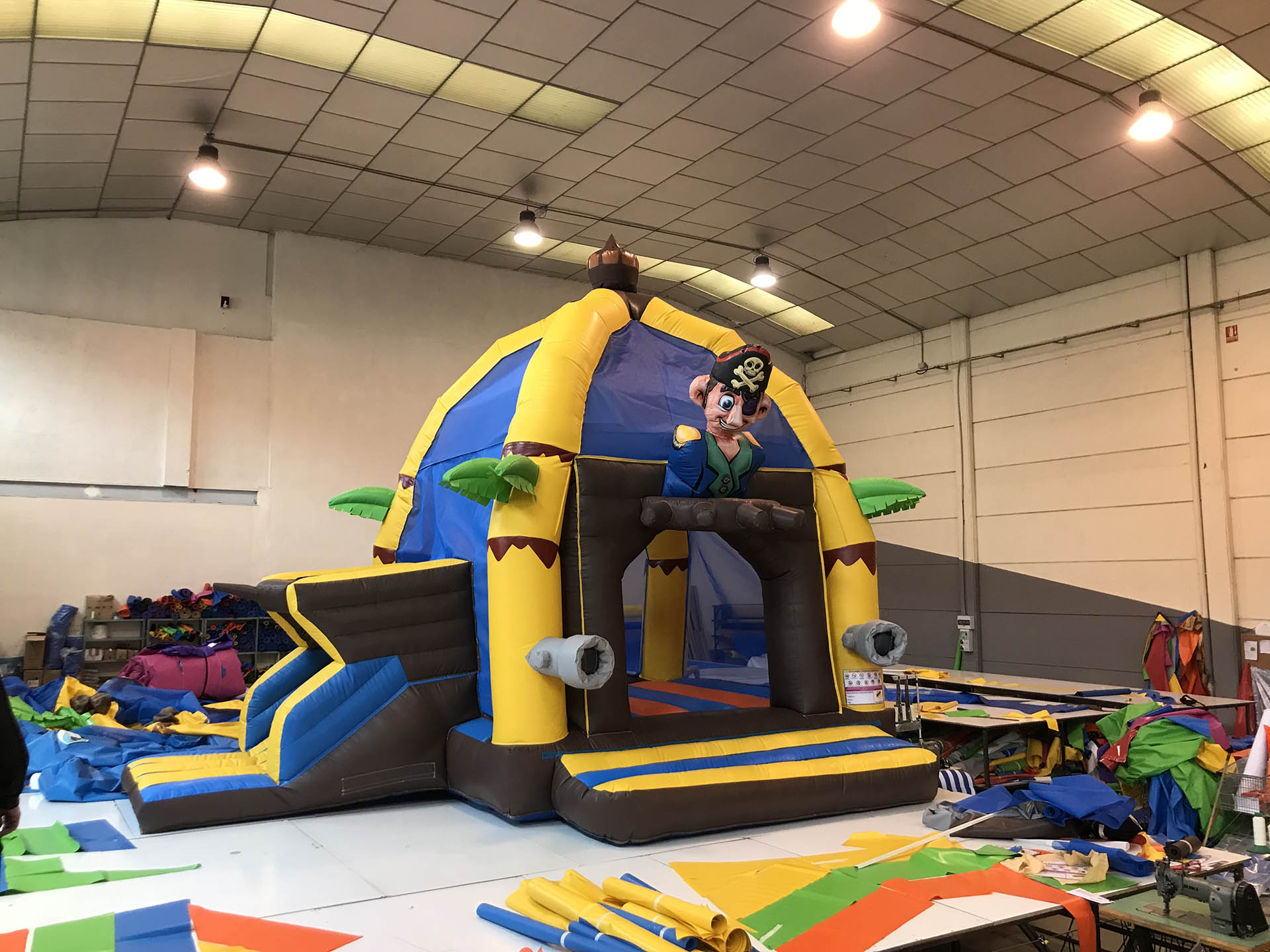 151. DIE 151: CASTILLO HINCHABLE CUPULA "PIRATA" - Imagen 3